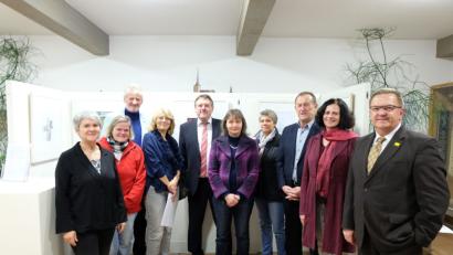 Bild: Stefanie Gradl
Das Bild zeigt die Eröffnung der Ausstellung in Vilseck mit den Bezirksräten Martin Preuß (rechts) und Richard Gaßner, Kulturreferent des Bezirkstags der Oberpfalz (Dritter von rechts), sowie Elke Steinberger von der Katholischen Jugendfürsorge (Zweite von rechts), Vilsecks Bürgermeister Hans Martin Schertl (Vierter von links) und Organisatorin Ursula Wohlfeld (Bezirk Oberpfalz; Fünfte von rechts).