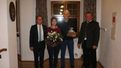 Bild: sne
Norbert Höfer (Zweiter von rechts) verlässt den Stadtrat. Bürgermeister Werner Walberer (links) dankt ihm und seiner Frau Conny. Josef Fütterer (rechts) ist Höfers Nachfolger.
