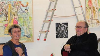 Bild: Dagmar Williamson
Als sie klein war, wusste sich nicht, dass sie nur einen Stadtteil verlässt. Gisela Bender erzählt Moderator Stefan Voit über das Flüggewerden und warum der literarische Reiseführer jetzt eine große Rolle spielt.