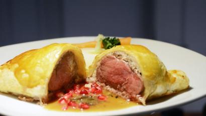 Bild: Gabi Schönberger
Zartrosa und saftig ist das Rehfilet im Blätterteigmantel. In die Sauce kommen Trüffel und Granatapfelkerne.