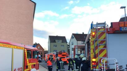 Bild: Gabi Schönberger
In der Straße Am Alten Dorf brannte es. Ein Mehrfamilienhaus sollte gar evakuiert werden, weil eine Küchenzeile qualmte. Die Feuerwehr konnte den Brand aber schnell löschen.