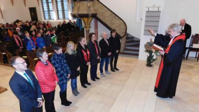 Bild: hai
Pfarrer Dirk Grafe (rechts) nimmt die neuen Kirchenvorstandsmitglieder in ihr Amt auf und verabschiedet zugleich die scheidenden Mitglieder.