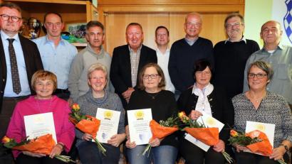 Bild: Wolfgang Steinbacher
Jubilarehrung beim SV Loderhof/Sulzbach (hinten, von links): Bürgermeister Michael Göth, Martin Bauer, Leonhard Geitner, Joachim Bender, Zweiter Vorsitzender Michael Jakuttis, Manfred Arndt, Schriftführer Richard Donhauser, Schatzmeister Kurt Hösl sowie (sitzend, von links) Doris Geitner, Ingrid Kaduk, Brigitte Loos, Elisabeth Trafalczyk und Gertrud Siegert.