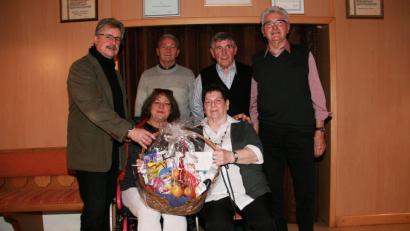 Bild: wro
Erna Schlicht (sitzend rechts) feiert zusammen mit ihren Geschwistern 80. Geburtstag. Im Namen der Gemeinde Fuchsmühl gratuliert Bürgermeister Wolfgang Braun (links).