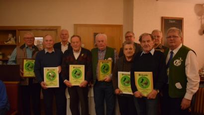 Bild: bnr
Der Geflügelzuchtverein zählt in seinen Reihen 14 Mitglieder, die seit 50 Jahren und mehr dem Verein die Treue halten. Dazu gratulierten Landratstellvertreter Arnold Kimmerl (Dritter von links), Schirmherr, Bürgermeister Richard Tischler (Vierter von rechts) und Vorsitzender Johann Kiener (rechts).