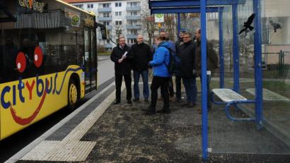 Bild: gf
An der neu gestalteten Bushaltstelle an das Hans-Thoma-Straße werden (von links) Bürgermeister Martin Preuß, André Linzer, Siegfried Schäffer (verdeckt), sowie Dieter Imhof, Norbert Füger und ZNAS-Geschäftsleiter Hans-Jürgen Haas von einer regelmäßigen Nutzerin des Citybusses über Vorteile und Mängel der städtischen Buslinie „aufgeklärt“.