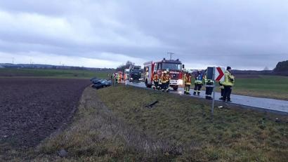 Bild: jma
Am Dienstagmorgen kracht bei Speichersdorf eine 40-Jährige mit ihrem Pkw aus bisher ungeklärter Ursache in einer langgezogenen Rechtskurve in das entgegenkommende Auto einer 23-Jährigen. Beide Frauen werden dabei schwer verletzt.