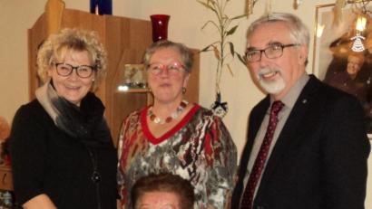 Bild: ksi
Helli Ott (sitzend) feierte 80. Geburtstag. Neben Tochter Birgit (links) gratulierten Bürgermeister Manfred Rodde (rechts) und Pfarrerin Heidi Gentzwein.