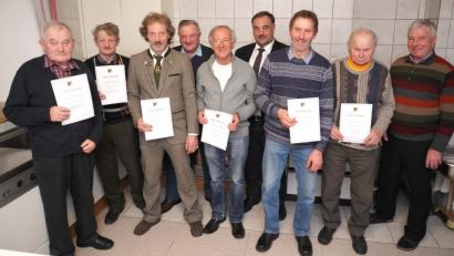 Bild: fvo
Die geeherten Tell-Schützen Spielberg (von links): Alfred Grötsch, Andreas Käs, Johann Leipold, Albert Völkl, Josef Feiler, Bürgermeister Josef Beimler, Josef Meckl, Alois Puff und Reinhold Feiler.