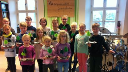 Bild: exb
Die Kinder der Bläserklasse Teunz bastelten ein Tannenbaum-Arrangement im Probenraum.