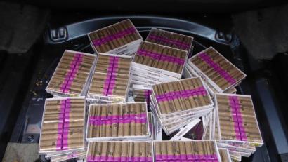 Bild: exb
In der Mulde hatten die Reisenden statt des Reserverads Böller verstaut.