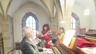 Bild: jzk
Josef Zaglmann begleitet die Sängerin Viola Fabretti und die Geigerin Vlada Lehner auf der Sandtner Orgel.