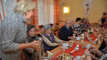 Bild: dob
Gerne lassen sich die Senioren aus Waldau von den Frauenbundmitgliedern zu Punsch, Kaffee und weihnachtlichem Gebäck einladen.