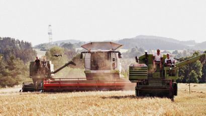 Bild: exb
Drei Generationen von Erntemaschinen fahren in Pleisdorf zum besonderen Einsatz auf.