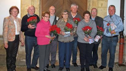 Bild: sön
Mit Bürgermeister Markus Dollacker (rechts) und Pfarrer Hermann Sturm (Vierter von links) gratulierte OGV-Vorsitzende Renate Kastl (links) den Preisträgern, die mit Blumen und Gutscheinen ausgezeichnet wurden.