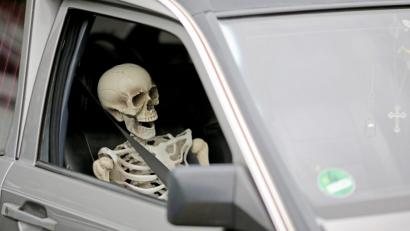 Bild: Jan Woitas/dpa
Der Einbrecher hat unter anderem ein Deko-Skelett entwendet.