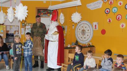 Bild: frd
Fast nur Gutes fand der Nikolaus in seinem Goldenen Buch über die Kindergartenkinder stehen. Dennoch musste er mahnend den Zeigefinger heben, besonders was das Aufräumen nach dem Spielen betrifft.