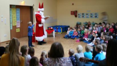Bild: mez
Knapp einhundert Kinder freuen sich über den hohen Besuch im katholischen Herz-Jesu-Kindergarten. Der junge Jonas darf den Stab des Bischofs halten, der sich über die eigens einstudierten Beiträge der Kinder besonders freut.