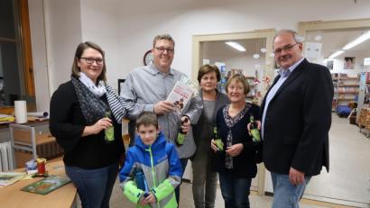 Bild: bsc
Mit einer Spende von 300 Euro und einem signierten Buch überrascht Reinhard Stummreiter (Zweiter von links) zusammen mit Ehefrau Evi und Sohn Leon (links) Bürgermeister Gottfried Härtl und das Büchereiteam Monika Seidel und Gabi Härtl (von rechts).