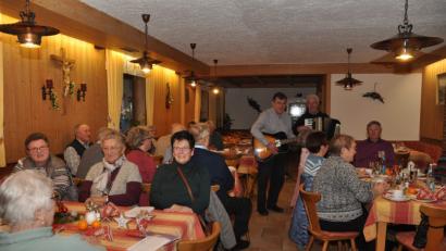 Bild: dob
Norbert Puff (links) und Ludwig Putzer (rechts) stimmen die Senioren musikalisch auf die Adventszeit ein.