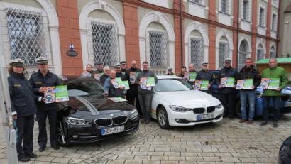 Bild: adj
Magnetische Autoschilder wurden an zwölf Fahrschulen im Landkreis vom Kreisjugendring im Beisein der Vertreter der Polizei übergeben. Landrat Andreas Meier und Polizeihauptkommisar Hans-Jürgen Schießl vom Polizeipräsidium der Oberpfalz finden die Aktion super.
