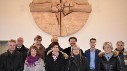 Bild: rgr
Die neuen Kirchenvorstände wurden in ihr Amt eingeführt. Das Bild zeigt von links vorne: Michael Krauss, Manuela Mehrländer, Doris Englhardt, Karin Weigl, Karin Kumpf und links hinten: Udo Greim, Lydia Schaffland, Rosi Arnold, Pfarrer Dr. André Fischer, Kevin Neff und Herta Murr.