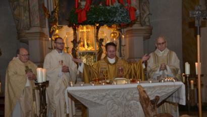 Bild: dob
Dekan Alexander Hösl (Zweiter von links) zelebriert den Festgottesdienst zum Patrozinium mit Pfarrer Karl Maria Ferges, Kaplan Ulrich Eigendorf und Pfarrer Gerhard Dirscherl (von links).