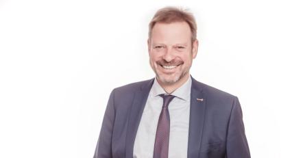 Bild: sche
Bürgermeister Alwin Märkl " Die vorliegenden Verträge können als Durchbruch bezeichnet werden, mit denen eine wirtschaftliche Lösung für die Gemeinde und deren Bürger vollzogen werden kann".