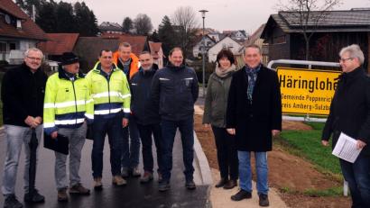 Bild: gf
Fröhliche Gesichter beim Pressetermin in Häringlohe (von links): Thomas Köstler (ALE), Alfons Himmelstoß und Jürgen Walberger (VLE), Michael Wittmann, Reinhard Aumüller und Peter Gradl (Schulz Tiefbau), Tanja Tatara (Gemeinde Poppenricht/Vermessungswesen), Zweiter Bürgermeister Hermann Böhm und Stefen Schneider.