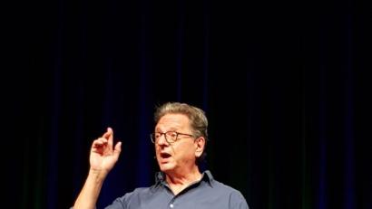 Bild: ck
Der Komiker Günter Grünwald gastiert mit seinem Programm "Deppenmagnet" in der Vohenstraußer Stadthalle und amüsiert damit 450 Gäste.