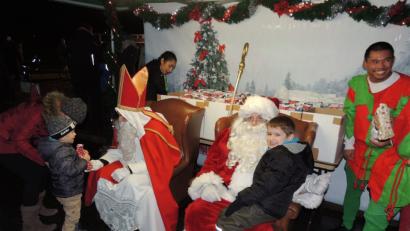 Bild: mor
Nikolaus und Santa verteilen die Päkchen.