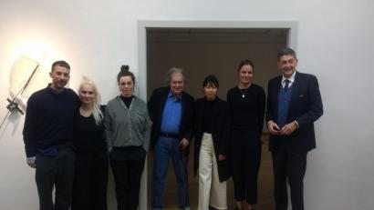 Bild: wsu
Stellen bei der aktuellen Ausstellung des Kunst- und Gewerbevereins aus (v. links): Felix Kiessling, Anne Pfeifer, Johanna Schelle, Reiner R. Schmidt, Minyoung Paik, Kuratorin Anna Deilmann und Dr. Georg J. Haber.