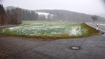Bild: bkr
Die grüne Wiese an der Staatsstraße 2177 soll mit einer Photovoltaikanlage bestückt werden. Der Gemeinderat ist strickt gegen die Ausweisung als Sondergebiet durch die Nachbargemeinde Neusorg. Viele Gründe sprechen gegen die PV-Anlage.