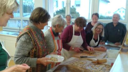 Bild: Monika Hager
Fleißig bei der Sache waren die Teilnehmerinnen und Teilnehmer des Senioren-Kochkurses der AOVE in der Schulküche Hahnbach.