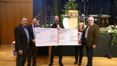 Bild: exb
Von der Ziegler Group werden auch soziale Projekte unterstützt. So gab es bei der Weihnachtsfeier Schecks über jeweils 5000 Euro für den Frauenhilfsverein „Karo“ und die Kinderkrebshilfe Oberpfalz-Nord. Im Bild Wilhelm und Stefan Ziegler (Zweiter und Dritter von links) mit den Vertretern der Organisationen.