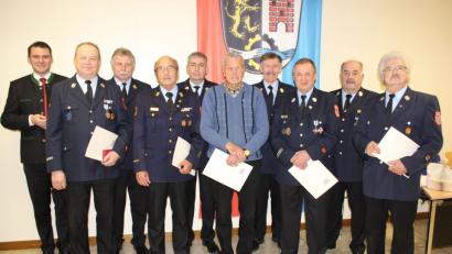 Bild: exb
Auszeichnungen erhielten langjährige Führungskräfte der Feuerwehr auf Landkreisebene.