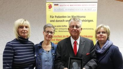 Bild: exb
Diese große Auszeichnung gebührt allen die in der neurologischen Rehabilitation seit 30 Jahren mithelfen und mitwirken“, so auch stellvertretend die Mitarbeiterinnen der Beratungszentrale in Amberg (von links: Carola Paa, Alexandra Götz und Andrea Tresch, Büroleitung).