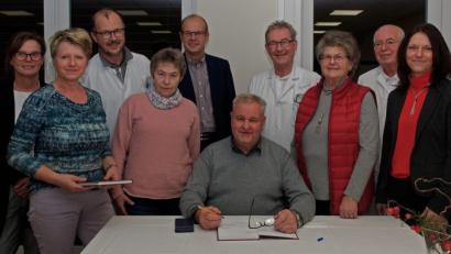 Bild: tr
Freuen sich über die großzüge Erwähnung des Krankenhauses im Buch von Eberhard Polland (sitzend). Stehend von links: Michaela, Helm, Kamila Sojka, Dr. Mathias Kalkum, Anna Schabner (stellvertretende Stationsleitung), Josef Götz, Dr. Christoph Wittenberg, Helga Hladik, Dr. Helmut Rüth und Claudia Kost.