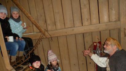 Bild: soj
Die Kinder lauschen Geschichtenerzähler Martin Exner.