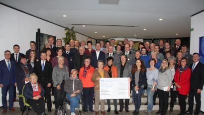 Bild: kro
15750 Euro schüttete die Volksbank Raiffeisenbank Nordoberpfalz an Vereine und Organisationen aus dem Marktbereich von Regionalmarktleiter Helmut Wolfrum (links) aus. Unser Bild zeigt die Vertreter der Vereine und Organisationen.