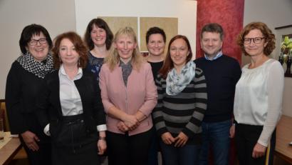 Bild: dob
Sieglinde Rom aus Irchenrieth (links) hält mit 25 Jahren Betriebszugehörigkeit einsam die Spitze. Sie kann sich noch genau an die ersten Buchsendungen unter provisorischen Verhältnissen erinnern. Maria und Johannes Rupprecht (von rechts) ehrten die treuen und tatkräftigen Mitarbeiter. Persönlich können beide auf die Gründung der ersten Buchhandlung vor 30 Jahren in Vohenstrauß zurückblicken, die Anstoß für ein heute flächendeckendes Netz in ganz Bayern und Teilen Baden-Württembergs ist.