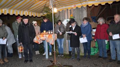 Bild: gi
Das zweite Adventsfenster „Der Esel an der Krippe“ auf der Uchamühle wird von der Landjugend Etzgersrieth mit Texten gestaltet.