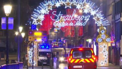 Bild: aptn/AP/dpa
Das Standbild aus einem Video zeigt Rettungswagen an einem Weihnachtsmarkt. Bei einem Angriff in der Gegend des Straßburger Weihnachtsmarktes mit Toten und mehreren Verletzten geht die Polizei von einem terroristischen Hintergrund aus.