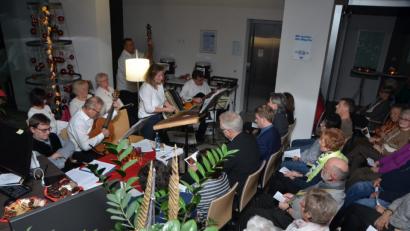 Bild: dob
Die Sitzweilgruppe Miesbrunn ist der Garant für stimmungsvolle Adventsmusik in der Geschäftsstelle der Volksbank Raiffeisenbank Nordoberpfalz.