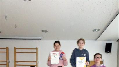 Bild: arw
Die besten Vorleser stehen auf dem Treppchen: Von rechts: Fabian Fischer, Nico Gerber und Michelle Velker.