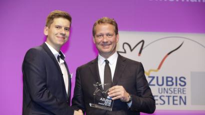 Bild: exb
Tobias Schemberg (links) erhält von Erich Schweitzer, Präsident des Deutschen Industrie- und Handelskammertages, die Auszeichnung zum bundesbesten Azubi.