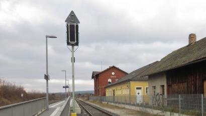 Bild: rha
Der Vilsecker Bahnhof (Gebäude im Hintergrund) ist am Donnerstag in Berlin versteigert worden. Wer neuer Besitzer ist, wurde nicht bekanntgegeben.