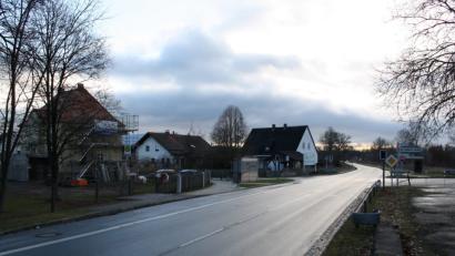 Bild: bjp
Eine Verkehrsinsel soll als "Querungshilfe" Fußgängern den Weg zwischen Pfarrhof (links) und Bahnhof erleichtern, kündigt Bürgermeister Thorsten Hallmann in der Bürgerversammlung an.