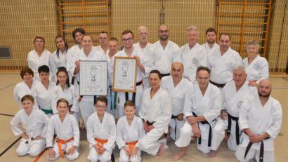 Bild: dob
Raffaela Stich und Marcel Bieber präsentieren im Karate-Dojo Vohenstrauß stolz ihre Auszeichnung zum zweiten Dan.