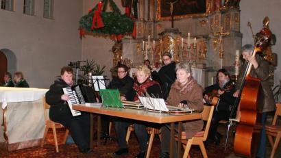 Bild: wro
Die Beiträge der Hutzamusik des Stiftländer Heimatvereins sorgen in der Michaelskirche für adventliche Stimmung.